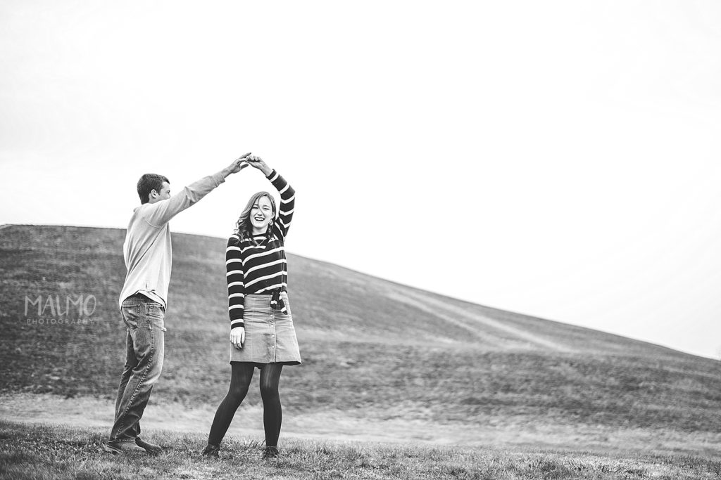 Engagement-Photos-Couple-Outdoor-Love-Dancing